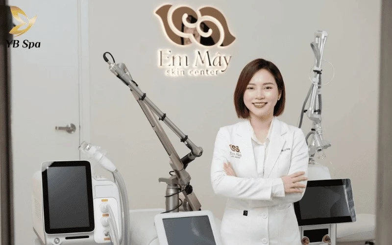 Tại Em Mây, mỗi khách hàng đều được soi da và phân tích kỹ lưỡng để xây dựng lộ trình điều trị chuyên biệt, đảm bảo hiệu quả tối ưu
