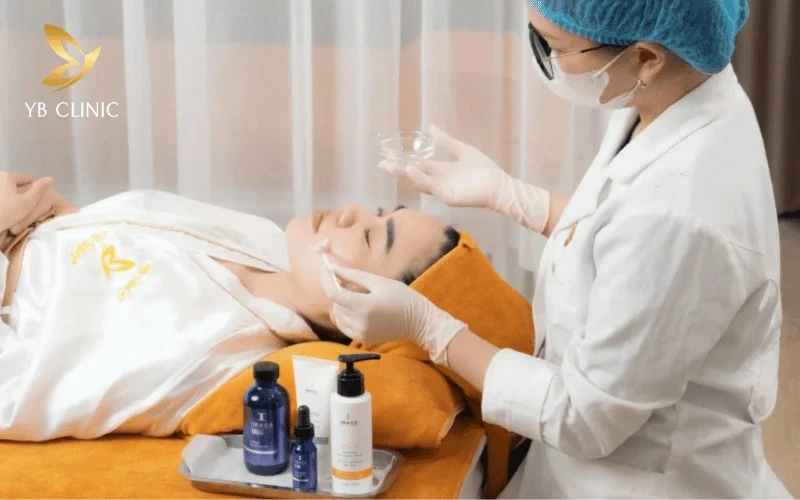 Đội ngũ kỹ thuật viên thao tác rất nhẹ nhàng, luôn chủ động kiểm tra phản ứng của da để điều chỉnh năng lượng máy phù hợp trong suốt quá trình điều trị
