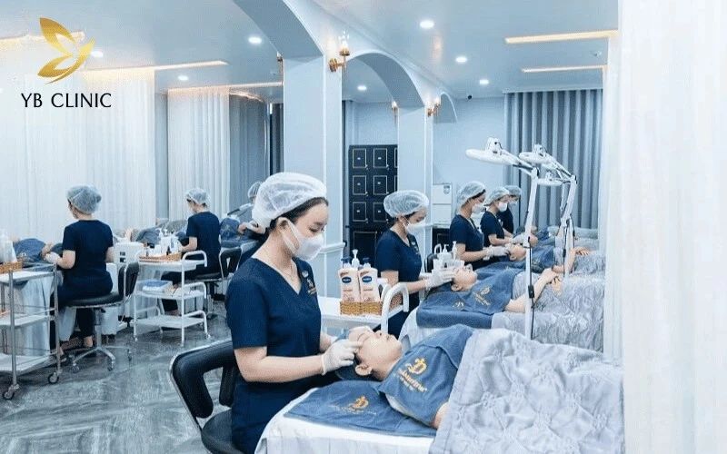 Khách hàng khi đến YB Spa Tân Phú ghi nhận quy trình đón tiếp chuyên nghiệp, quy trình thăm khám da bằng máy phân tích chuyên sâu trước khi lên phác đồ.