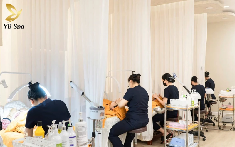 Đội ngũ chuyên viên tay nghề cao thực hiện quy trình chăm sóc da chuẩn y khoa, tập trung vào việc phục hồi nền da và mang lại sự thoải mái nhất cho khách hàng.