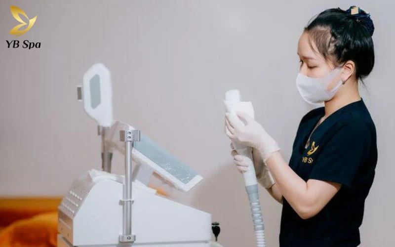 Một spa uy tín luôn đặt an toàn lên hàng đầu với quy trình sát khuẩn đầu máy nghiêm ngặt và sử dụng gel triệt lành tính