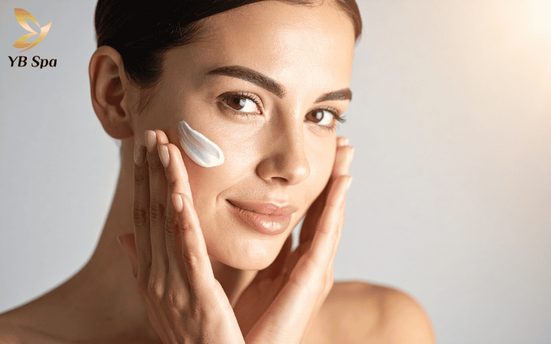 Thay vì các loại dầu dưỡng nặng nề, hãy ưu tiên những kết cấu mỏng nhẹ để làn da được 'thở' và phục hồi tự nhiên