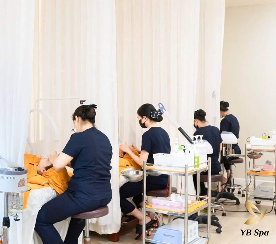 Danh sách 11 Spa tắm trắng uy tín quận 7 đáng trải nghiệm 27 Đội ngũ nhân viên tại YB Spa