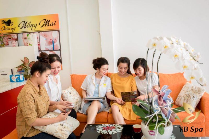 Top 8+ Spa tắm trắng uy tín quận 9 đáng trải nghiệm 36 Tư vấn khách hàng tại Nắng Mai Spa
