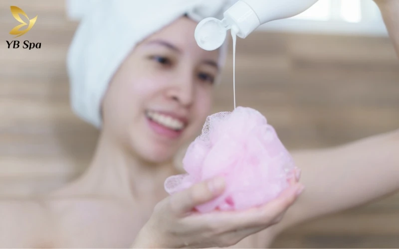 Cách trị thâm bẹn hiệu quả từ nhẹ đến nặng 12 Khởi đầu quy trình dưỡng sáng bằng bước làm sạch dịu nhẹ với sữa tắm có độ pH 5.5 chuẩn da liễu cho vùng nhạy cảm