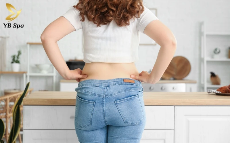 Lộ trình điều trị thâm mông theo 4 cấp độ từ nhẹ đến chuyên sâu 12 Ngồi nhiều và mặc đồ bó sát là nguyên nhân chính khiến da mông bị ma sát, dẫn đến hiện tượng sừng hóa gây thâm sạm