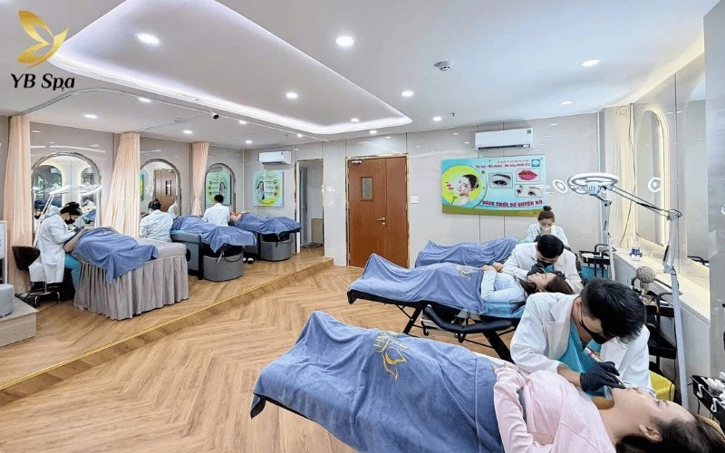 Top 8 Thẩm Mỹ Viện Quận 1 Uy Tín, Chất Lượng 2026 16 Việc ưu tiên sử dụng kỹ thuật thêu tay thay cho máy rung mạnh giúp hạn chế đau rát và đem lại kết quả thẩm mỹ tự nhiên nhất cho khách hàng