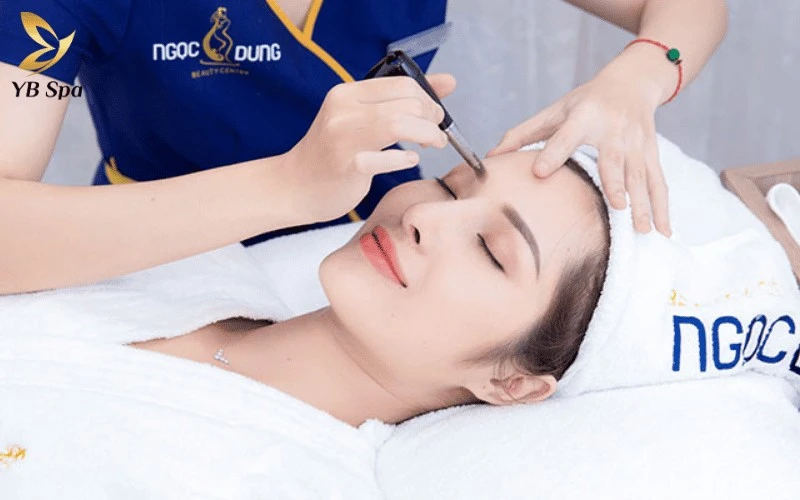 Công nghệ Charm mày là sự kết hợp hoàn hảo giữa kỹ thuật hiện đại và mực thảo dược lành tính, tạo nên dáng mày thanh tú và tự nhiên nhất