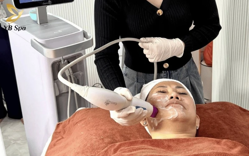 Top 8 Thẩm Mỹ Viện Tại Quận 6 Uy Tín, Chất Lượng 2026 16 Thủy Spa kết hợp nhuần nhuyễn massage tay truyền thống và máy điện di hiện đại để phục hồi tối ưu cho làn da tổn thương và lão hóa