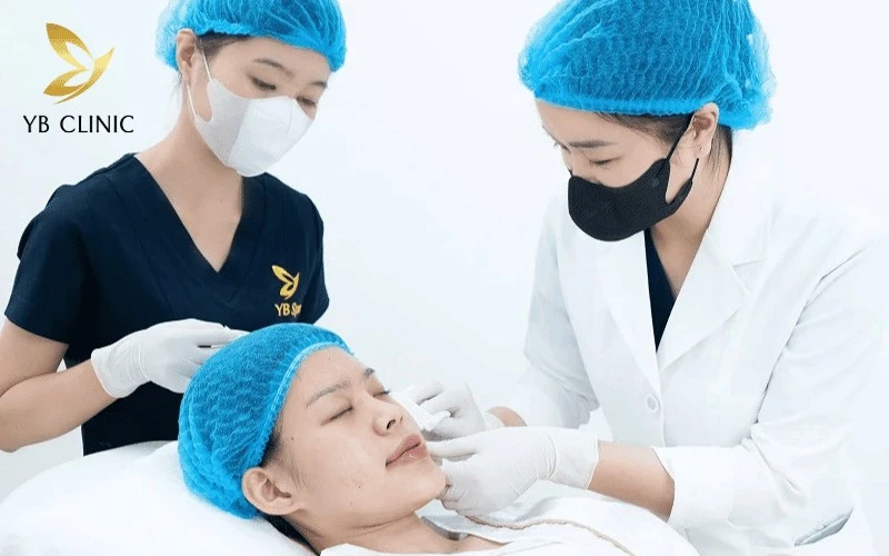 Không gian điều trị hiện đại tại YB Spa Quận 9 với công nghệ Nano Diamond Light giúp triệt lông êm ái và an toàn.
