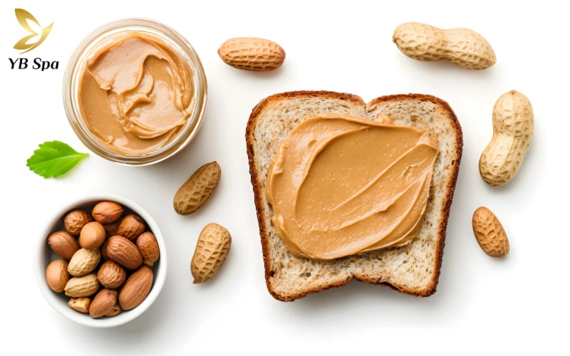 Bánh mì nguyên cám với bơ đậu phộng và lát chuối.