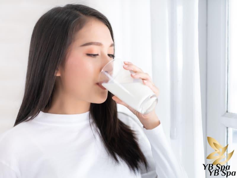 Thức khuya có nổi mụn không? Ảnh hưởng đến da như thế nào? 24 Sữa không chỉ cung cấp các dưỡng chất cần thiết cho cơ thể mà còn có tác dụng hỗ trợ làn da phục hồi và tái tạo.