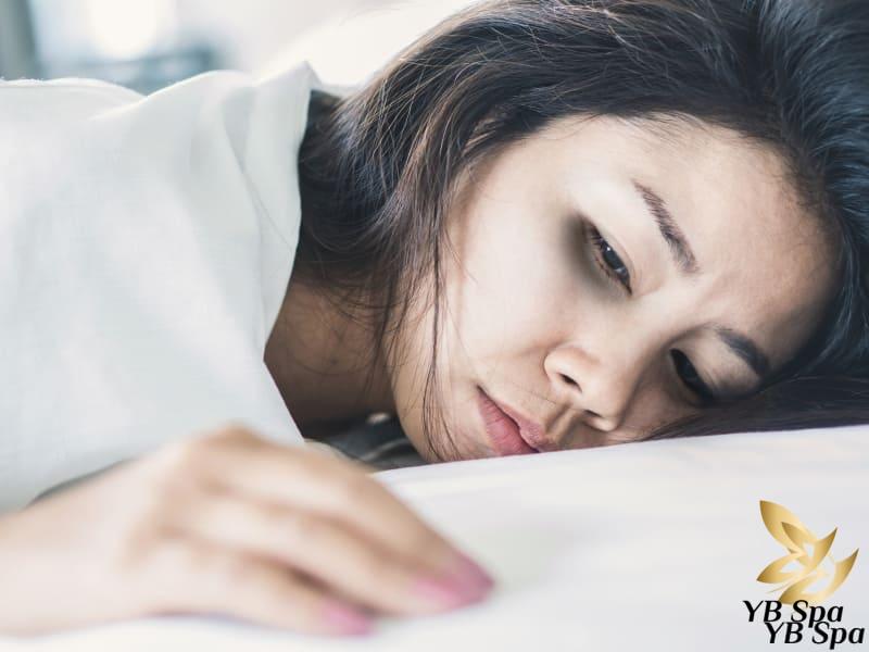 Thức khuya có nổi mụn không? Ảnh hưởng đến da như thế nào? 29 thức quá khuya và quá thường xuyên sẽ khiến cơ thể tiêu tốn nhiều hơn nguồn năng lượng dự trữ, dẫn đến tình trạng thiếu hụt và suy giảm sức đề kháng.