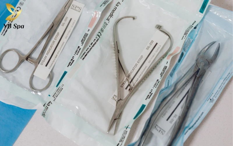 Cách tỉa lông vùng kín nữ bằng kéo an toàn, tránh ngứa 17 Sát trùng kéo bằng cồn 90 độ là bước tiên quyết để bảo vệ vùng kín khỏi các nguy cơ nhiễm trùng và vi khuẩn