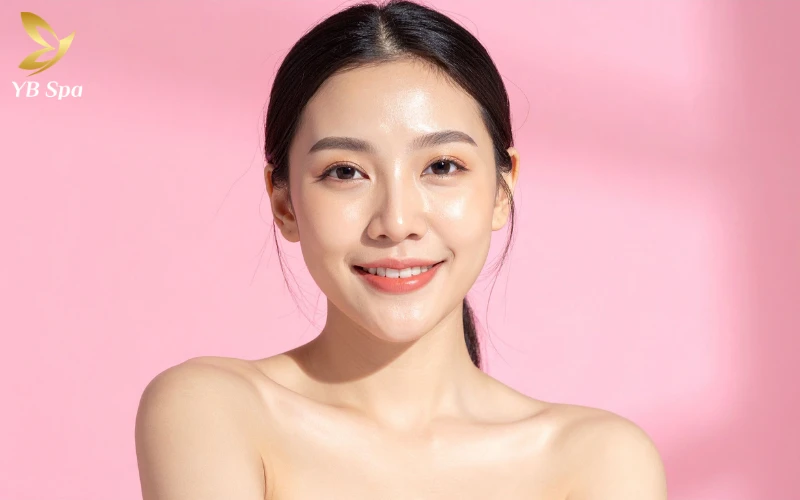 Lỗ chân lông có xu hướng thu nhỏ nhẹ nhàng khi nền da đủ ẩm, mang lại vẻ ngoài mịn màng và tràn đầy sức sống