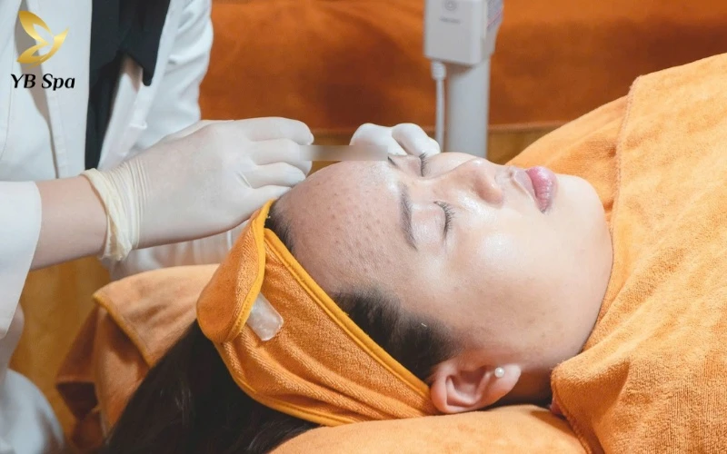 Tiêm meso bao lâu thì tan nốt sần? Timeline chi tiết và cách phân biệt với biến chứng 14 Việc hình thành nốt sần thực chất là do các khối cầu dưỡng chất (bolus) tạm thời đẩy bề mặt da lên tại vị trí tiêm vi điểm.