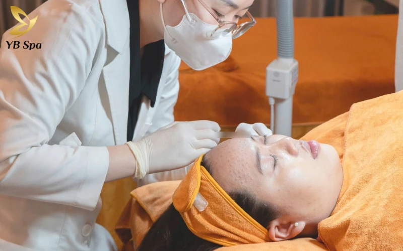 Bác sĩ da liễu sẽ biết chính xác độ sâu cần thiết cho từng vùng nhạy cảm như mắt hay rãnh cười để tinh chất phát huy tối đa công dụng