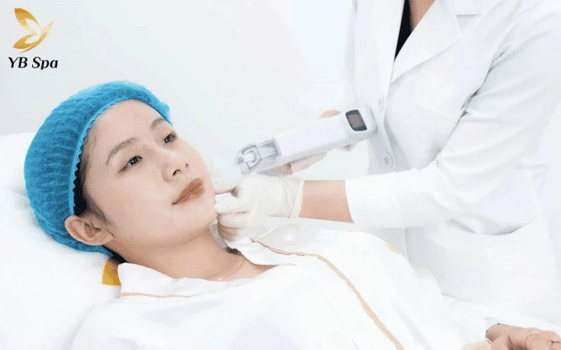 5 Địa Chỉ Tiêm Meso Tân Bình Uy Tín, An Toàn 2026 10 Quá trình đi kim tại YB Spa được thực hiện vô cùng nhẹ nhàng, giúp hạn chế tối đa cảm giác đau buốt hay sưng bần