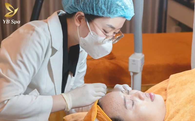 Tay nghề bác sĩ quyết định độ sâu chính xác của mũi tiêm, giúp tinh chất thẩm thấu tối ưu mà không gây sần hay tổn thương da.