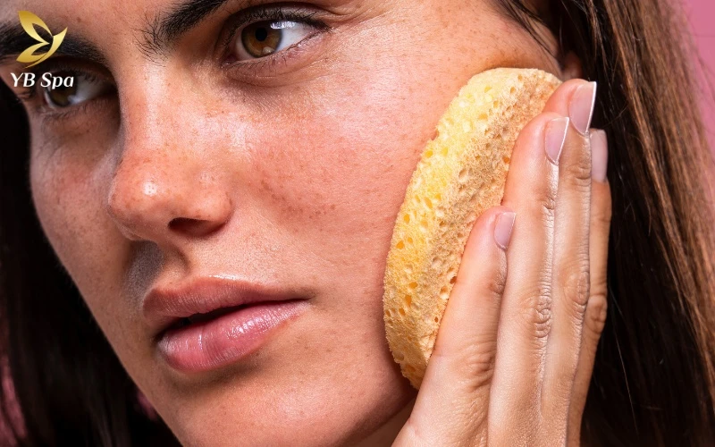 Cách làm trắng da mặt nhanh nhất trong 1 tuần 16 Việc tẩy tế bào chết quá đà khiến da mỏng yếu, dễ mất nước và mất đi khả năng tự bảo vệ tự nhiên