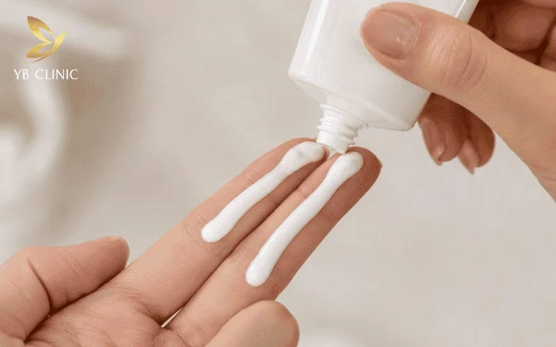 5 Phương Pháp Chăm Sóc Trẻ Hóa Da Tuổi 40 Tại Nhà 9 Thoa kem chống nắng đủ lượng 2 đốt ngón tay giúp bảo vệ da tuổi 40 khỏi tia UVA.