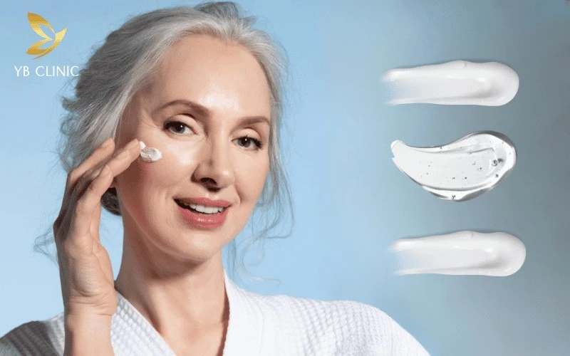Quy Trình Chăm Sóc Trẻ Hóa Da Tuổi 50 Tại Nhà 10 Dùng Retinol kẹp giữa hai lớp kem dưỡng (phương pháp sandwich) giúp da tuổi 50 tránh tình trạng bong tróc.