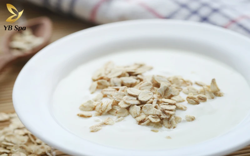 7 Cách trị mụn ẩn dưới da bằng bột yến mạch hiệu quả nhất 26 trị mụn ẩn dưới da bằng bột yến mạch - Acid Lactic (AHA) trong sữa chua giúp làm lỏng lẻo các liên kết tế bào sừng, hỗ trợ yến mạch dọn dẹp mụn ẩn nhanh chóng hơn.