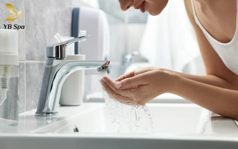 7 Cách trị mụn ẩn dưới da bằng bột yến mạch hiệu quả nhất 28 Sử dụng nước ấm từ 35 - 40°C để kích thích lỗ chân lông giãn nở tự nhiên mà không làm mất đi độ ẩm cần thiết.