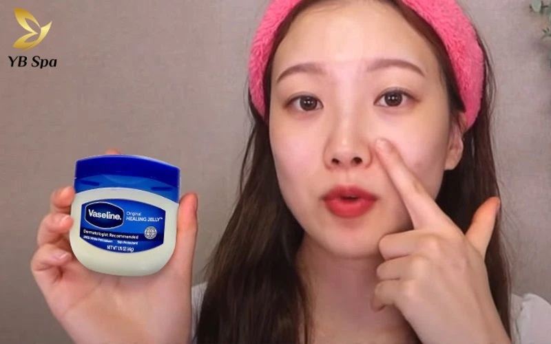 Vaseline đóng vai trò là chất khóa ẩm (Occlusive), tạo lớp màng ngăn chặn sự mất nước xuyên biểu bì (TEWL) để duy trì độ ẩm cho da