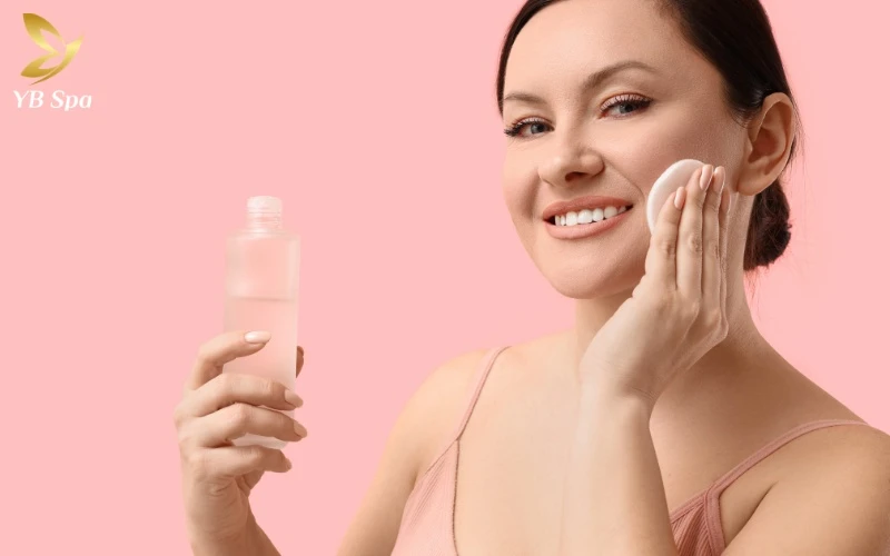 Sử dụng toner chứa Niacinamide giúp làm dịu các vùng da nhạy cảm và hỗ trợ thu nhỏ lỗ chân lông hiệu quả sau khi lấy nhân mụn