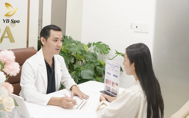 Cẩm nang trị mụn viêm đỏ an toàn, hiệu quả từ chuyên gia 39 Thăm khám kỹ lưỡng, xây dựng phác đồ điều trị cá nhân hóa