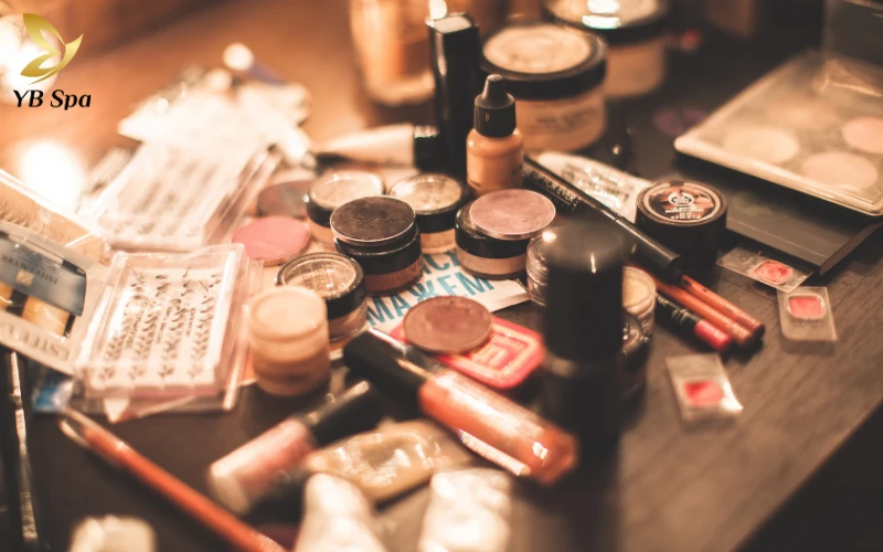 Cẩm nang trị mụn viêm đỏ an toàn, hiệu quả từ chuyên gia 32 Sử dụng mỹ phẩm không phù hợp