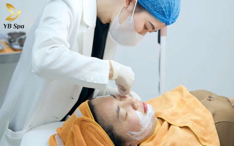 Bôi kem gây tê (nếu cần)