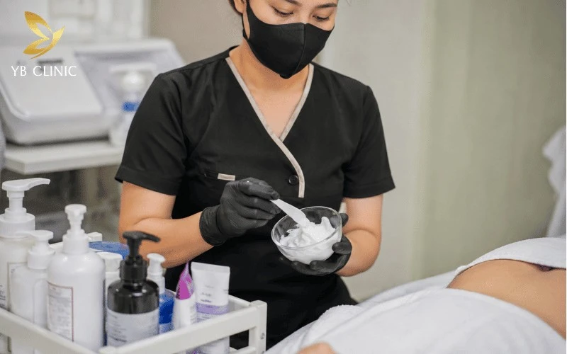 Trị Thâm Bẹn Có Đau Không? Mức Độ Đau Và Yếu Tố Ảnh Hưởng 11 Ủ tê trước khi trị thâm bẹn giúp giảm cảm giác châm chích, mang lại trải nghiệm điều trị nhẹ nhàng và thoải mái hơn.