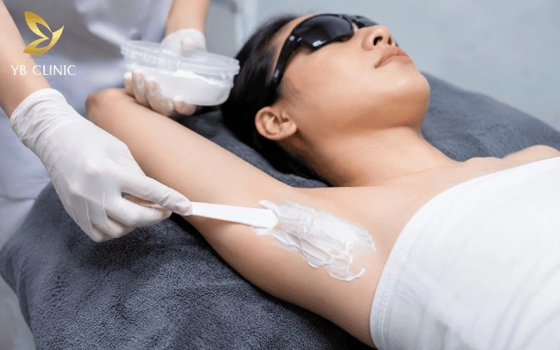 Trị Thâm Nách Có Đau Không? Yếu Tố Ảnh Hưởng Và Cách Giảm Đau 9 Ủ tê bằng kem chuyên dụng chứa hoạt chất giảm đau là bước bắt buộc giúp vô cảm tạm thời vùng da nách trước khi thực hiện.