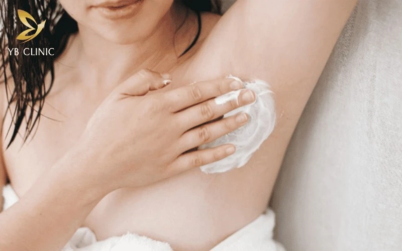 Trị Thâm Nách Công Nghệ Cao Có Hiệu Quả Không? Quy Trình Và Bảng Giá 15 Phục hồi da và thoa kem dưỡng sau khi trị thâm nách giúp làm dịu vùng da điều trị, cấp ẩm và hỗ trợ quá trình tái tạo da.