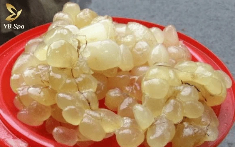 Phơi nắng là cách làm truyền thống giúp mỡ tươi tan chảy tự nhiên thành dạng lỏng mà vẫn giữ được các dưỡng chất quý giá