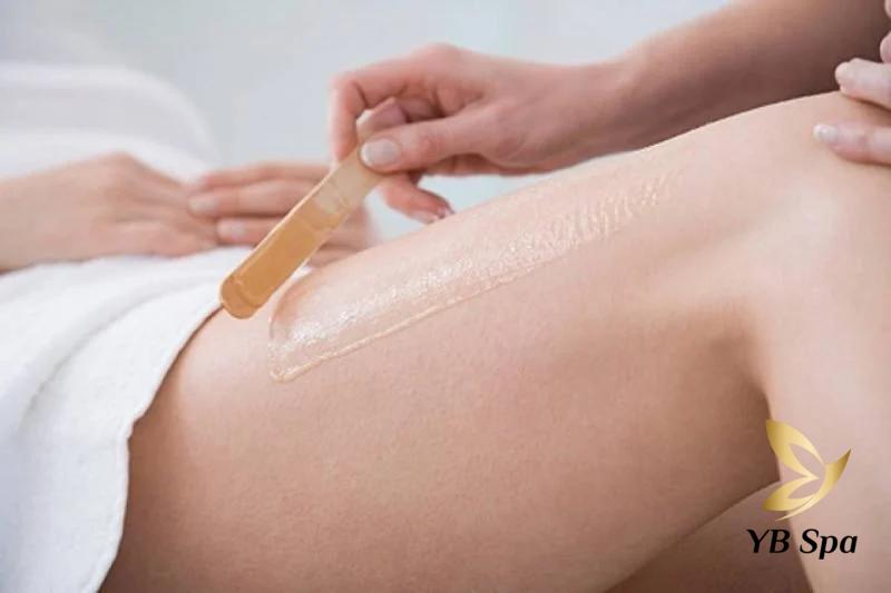 Triệt Lông Bằng Mỡ Trăn Có Hiệu Quả Không? 19 Sử dụng thoa mỡ trăn lên vùng da vừa wax (Nguồn: Internet)