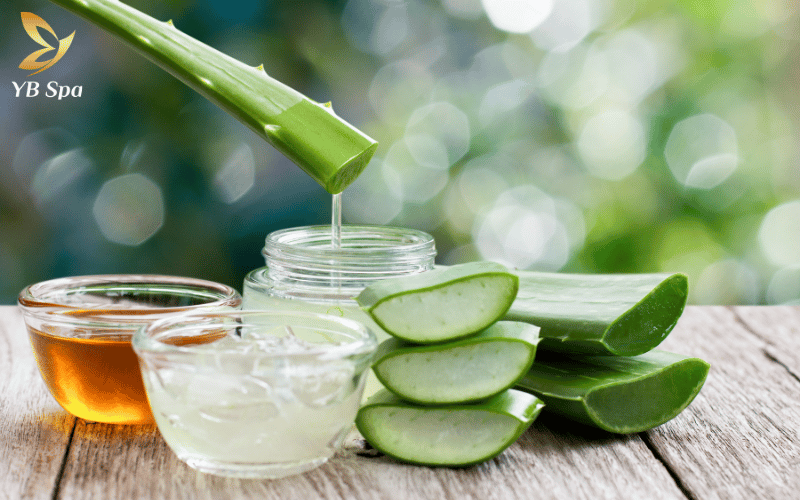 Gel Aloe Vera chính là "cứu tinh" tức thì giúp làm dịu và duy trì độ ẩm lý tưởng cho da ngay sau khi vừa "dọn cỏ"
