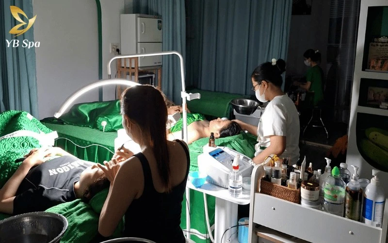 Hệ thống máy móc đời mới tại Lê Ngân Beauty Spa không chỉ triệt sạch lông mà còn hỗ trợ làm mờ các đốm sắc tố cho làn da đều màu