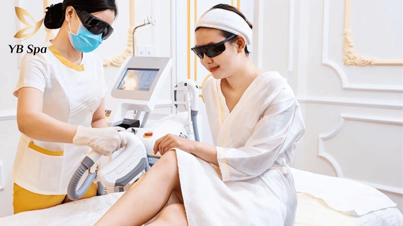 Triệt Lông Chân Có Ảnh Hưởng Gì Không? Rủi Ro Và Tác Dụng Phụ Tiềm Ẩn 11 Đeo kính bảo hộ chuyên dụng là bắt buộc để ngăn ngừa tổn thương mắt khi triệt lông bằng laser