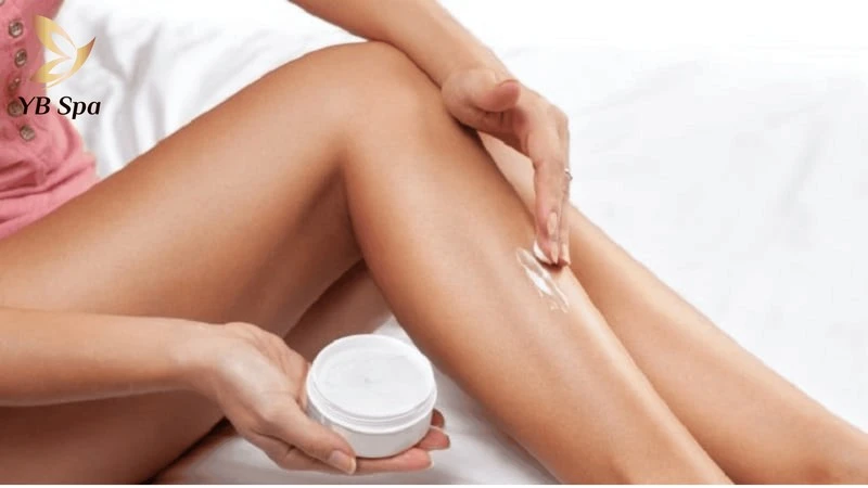 Triệt Lông Chân Có Ảnh Hưởng Gì Không? Rủi Ro Và Tác Dụng Phụ Tiềm Ẩn 16 Thoa kem dưỡng ẩm và chống nắng là bước chăm sóc bắt buộc để bảo vệ da sau khi triệt lông chân