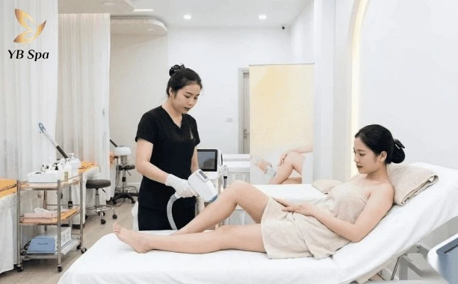Triệt lông bằng công nghệ cao giúp loại bỏ nang lông an toàn và hạn chế rủi ro viêm nhiễm.