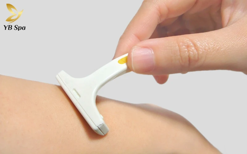 Ngừng ngay việc dùng dao cạo để bảo vệ da khỏi những vết cắt li ti và nguy cơ nhiễm trùng tiềm ẩn