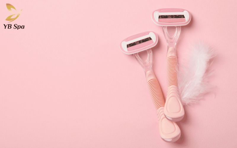 Việc tự dùng dao cạo tại vùng khuất dễ gây trầy xước, tạo điều kiện cho vi khuẩn E. coli xâm nhập gây nhiễm trùng nghiêm trọng