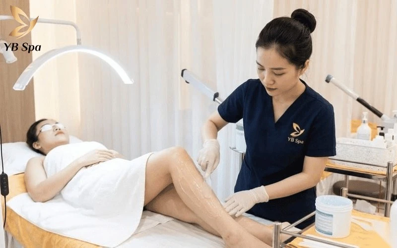 Bước bôi gel lạnh giúp bảo vệ bề mặt da và tăng hiệu quả truyền dẫn ánh sáng.