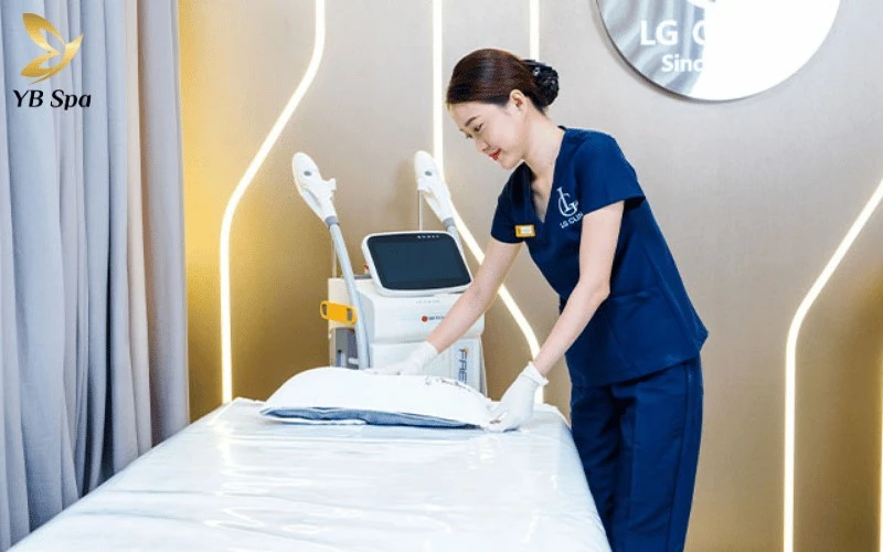 LG Clinic ứng dụng công nghệ LG-Cooling giúp triệt lông lưng hiệu quả và an toàn trên mọi nền da, kể cả da nhạy cảm.