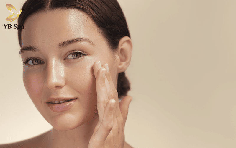 Triệt lông mặt không chỉ làm sạch lông mà còn giúp lỗ chân lông thông thoáng, từ đó thu nhỏ kích thước một cách tự nhiên