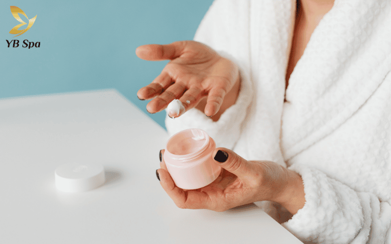 Hãy chọn các sản phẩm dưỡng ẩm gốc nước (water-based) để cấp nước sâu mà không gây bít tắc lỗ chân lông đang nhạy cảm