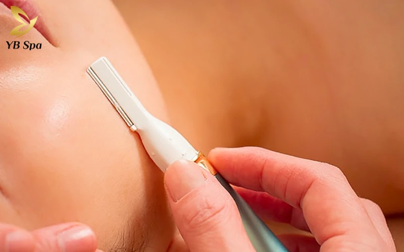 Việc sử dụng lưỡi dao không đảm bảo vệ sinh hoặc thao tác sai cách rất dễ gây trầy xước và dẫn đến nhiễm trùng da